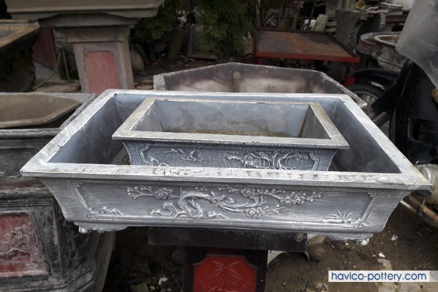 Chậu bonsai xi măng cỡ lớn với họa tiết nổi sắc sảo, đẹp mắt.