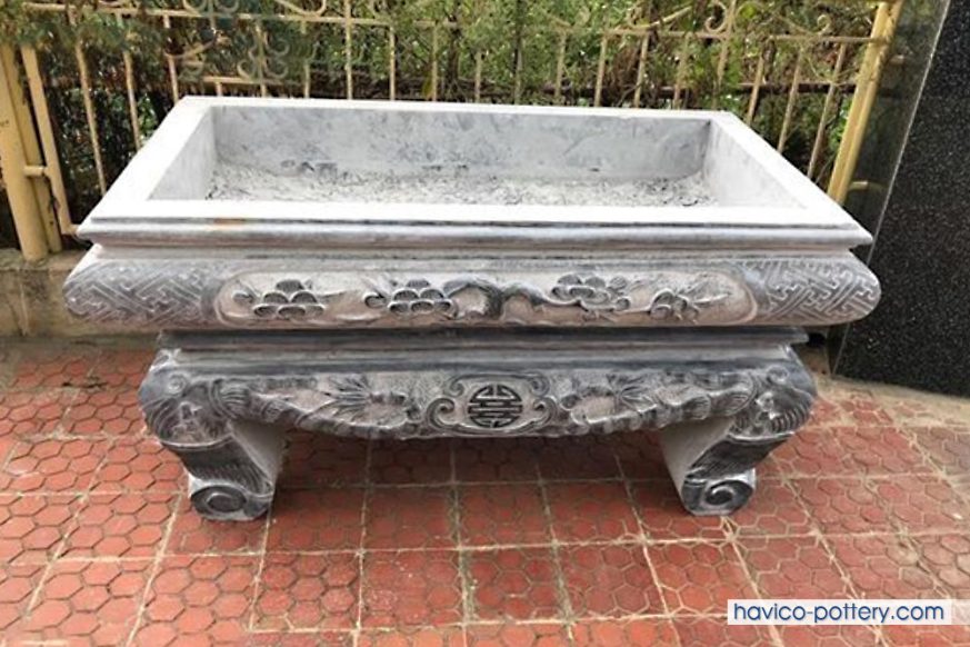 Mẫu chậu xi măng được ưa thích nhất với hình dáng chậu mang tính cổ xưa, sang trọng.