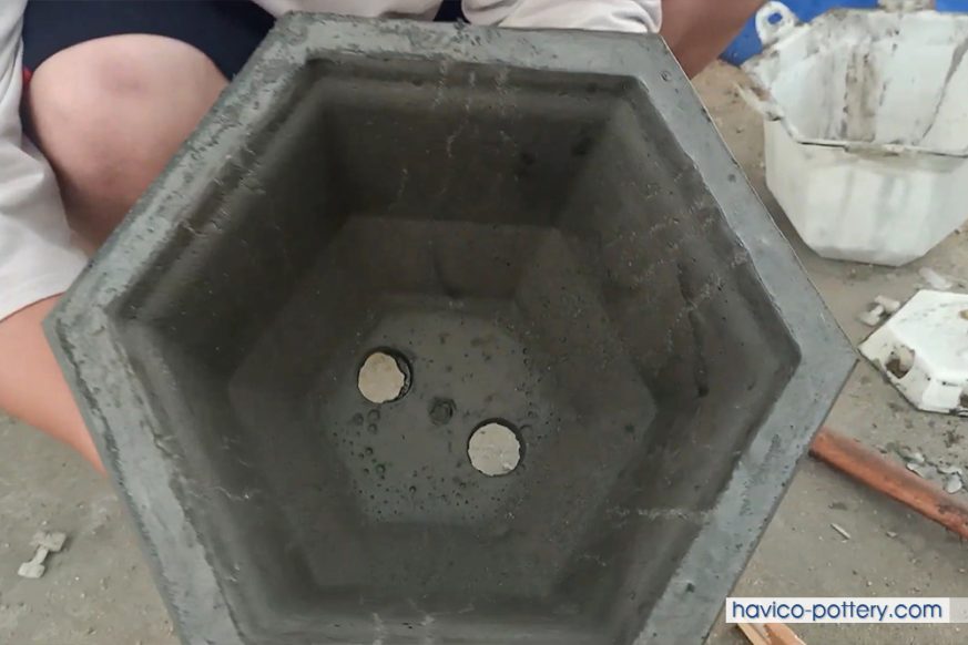 Đục lỗ thoát nước cho chậu xi măng