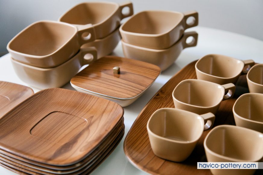 Bộ bát, đĩa, cốc nhựa melamine cao cấp với thiết kế vuông sang trọng, bền bỉ, chịu nhiệt tốt, an toàn cho sức khỏe, phù hợp mọi không gian bếp.